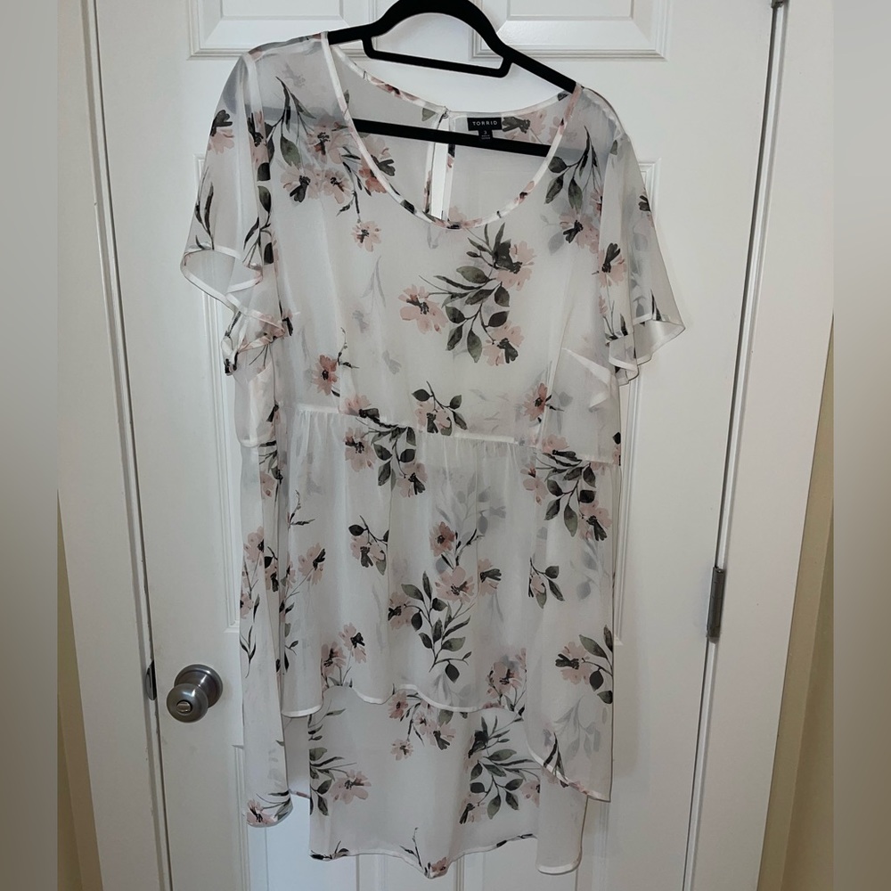 PLUS SIZE | flowy sheer floral top
